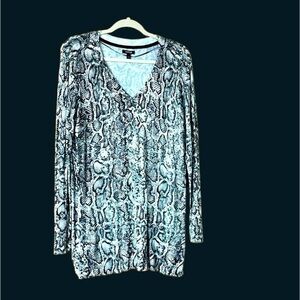 Size large Apt 9 women’s snake print sweater